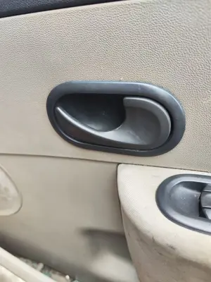 Foto de MANETA INTERIOR DELANTERA DERECHA RENAULT CLIO III 1.5 dCi Diesel CAT (86 CV / 63 KW)