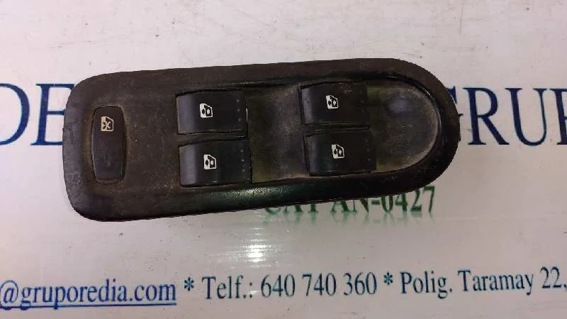 Foto de MANDO ELEVALUNAS DELANTERO IZQUIERDO RENAULT MEGANE II CLASSIC BERLINA referencia 8200160603