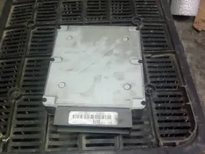 Foto de CENTRALITA MOTOR UCE FORD FOCUS FAMILIAR (CAK) 1.8 TDDI Turbodiesel CAT (90 CV / 66 KW) referencia 1102257 foto 2