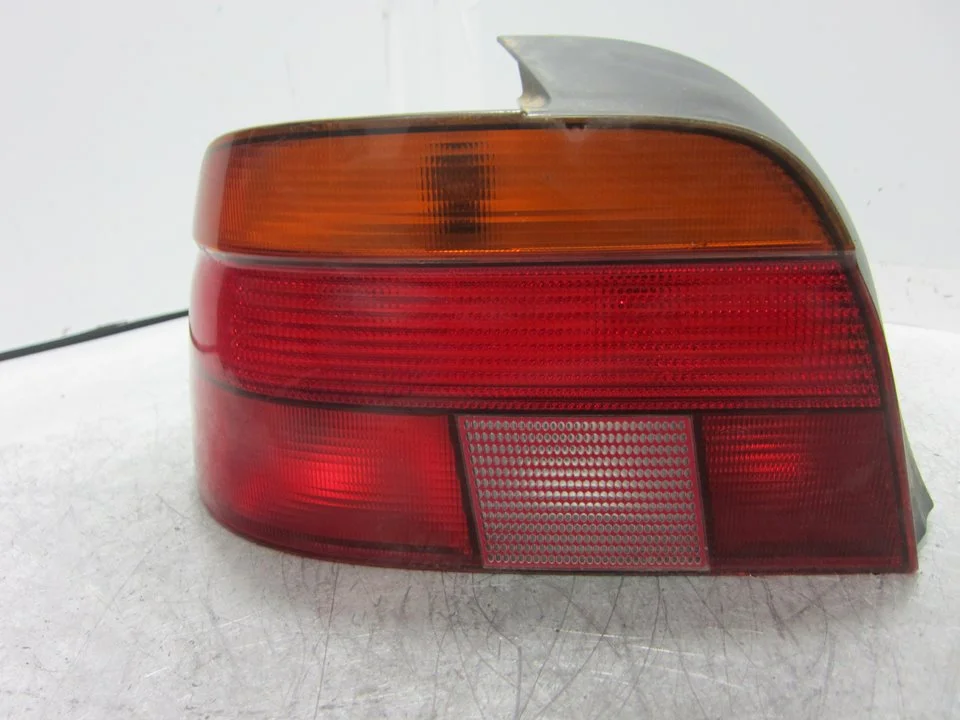 Foto de PILOTO TRASERO IZQUIERDO BMW SERIE 5 BERLINA (E39) 2.5 24V Turbodiesel CAT (163 CV / 120 KW) referencia 14603300