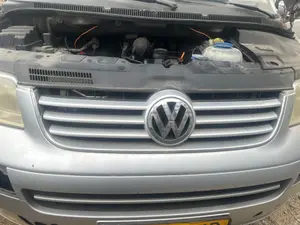 Foto de REJILLA DELANTERA VOLKSWAGEN T5 TRANSPORTER BUS (7H) 2.5 TDI (131 CV / 96 KW)