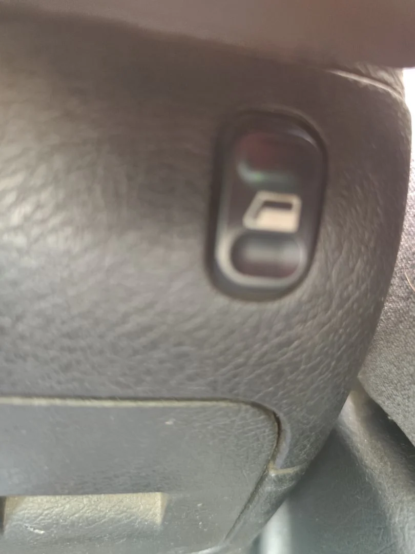 Foto de MANDO ELEVALUNAS TRASERO DERECHO CITROEN XSARA BERLINA 1.6 16V CAT (NFU / TU5JP4) (109 CV / 80 KW) referencia 22681