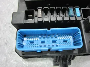 Foto de CAJA RELES / FUSIBLES OPEL ASTRA H GTC 1.9 CDTI (120 CV / 88 KW) referencia 13222173 foto 9