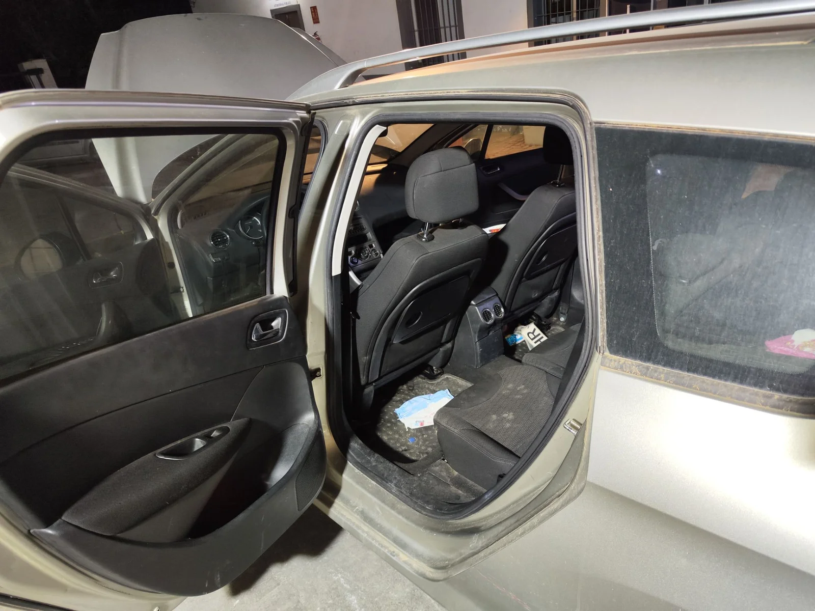 Foto de GOMAS CONTORNO PUERTA PEUGEOT 308 SW 1.6 HDi FAP CAT (9HZ / DV6TED4) (109 CV / 80 KW) referencia 9678042080