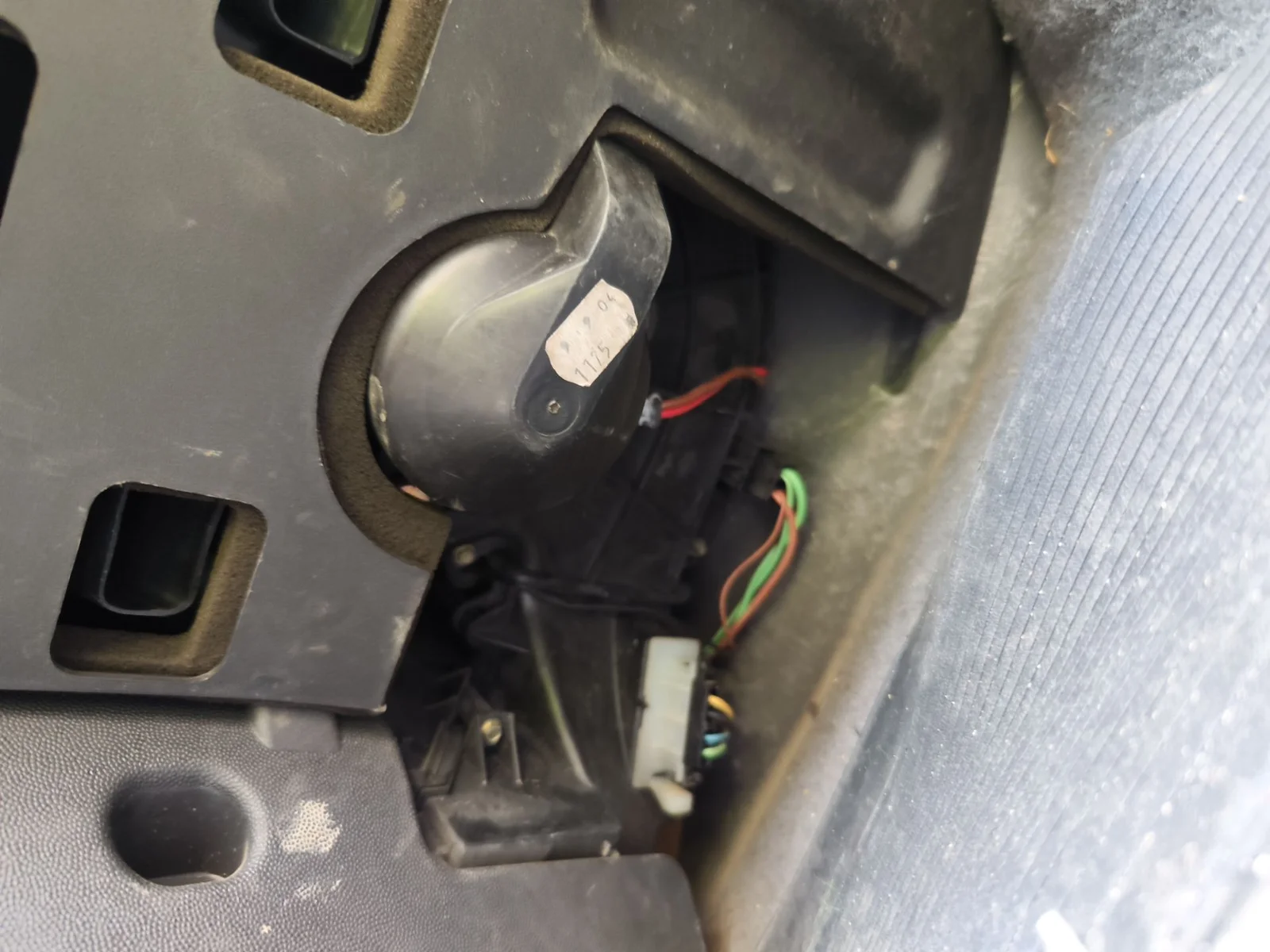 Foto de VENTILADOR CALEFACCION OPEL COMBO (CORSA C) 1.3 16V CDTI CAT (Z 13 DT / LN9) (69 CV / 51 KW)