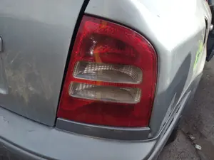 Foto de PILOTO TRASERO DERECHO SKODA OCTAVIA BERLINA (1U2) 1.9 TDI (90 CV / 66 KW) referencia 1U6945112C