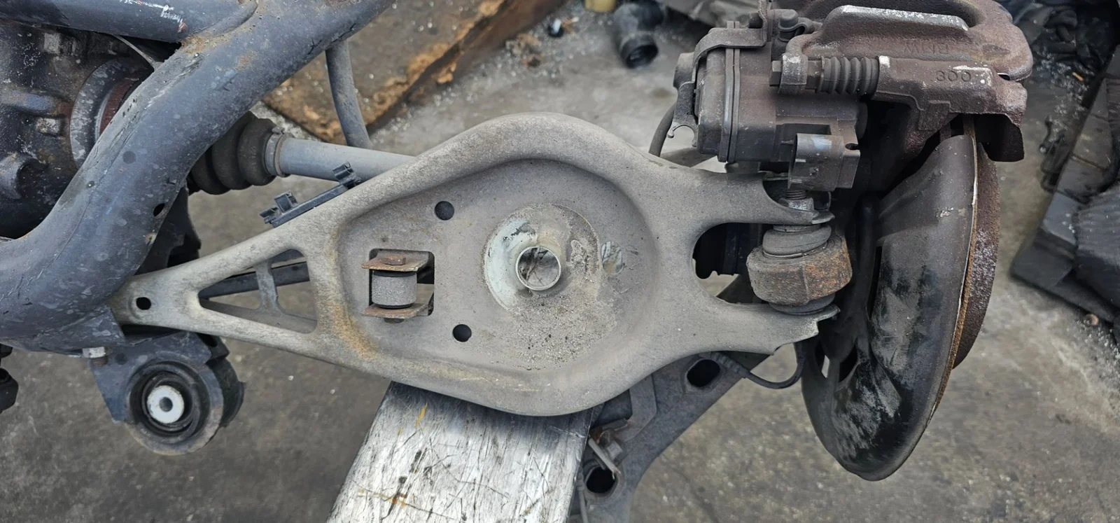 Foto de BRAZO SUSPENSION SUPERIOR TRASERO DERECHO BMW SERIE Z4 ROADSTER (E89) 2.0 TwinTurbo (245 CV / 180 KW)