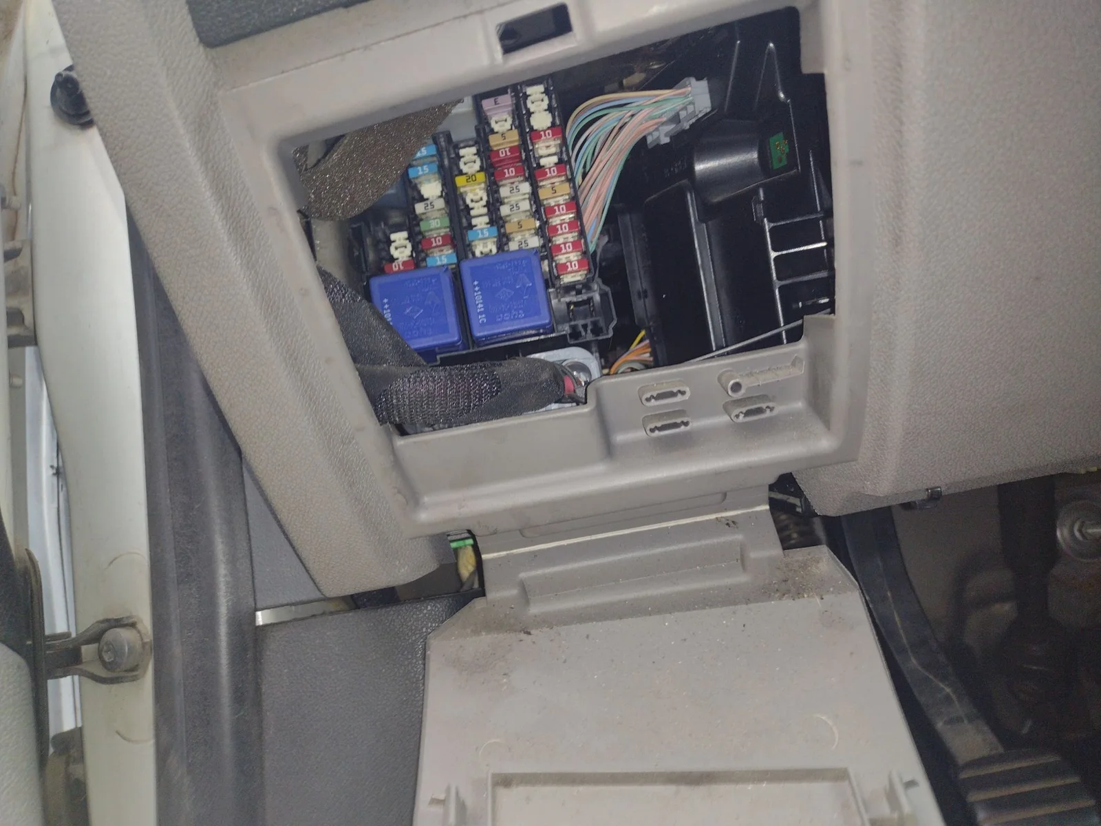 Foto de CAJA RELES / FUSIBLES RENAULT MEGANE III BERLINA 5P 1.5 dCi Diesel CAT (86 CV / 63 KW)