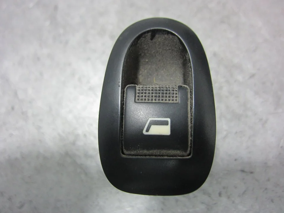 Foto de MANDO ELEVALUNAS TRASERO IZQUIERDO CITROEN C3 1.4 (73 CV / 54 KW) referencia 25943