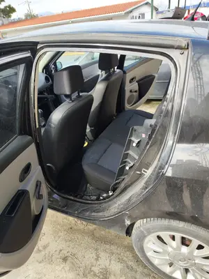 Foto de GOMAS CONTORNO PUERTA RENAULT CLIO III 1.2 16V (75 CV / 55 KW)