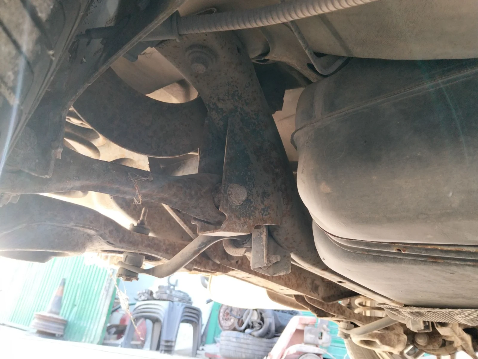 Foto de BRAZO SUSPENSION TRASERO DERECHO FORD FOCUS BERLINA (CAK) 1.6 16V CAT (101 CV / 74 KW) referencia 1064128