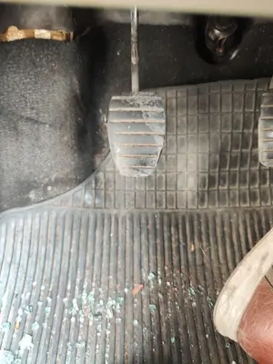 Foto de PEDAL EMBRAGUE RENAULT CLIO III 1.5 dCi Diesel CAT (86 CV / 63 KW)