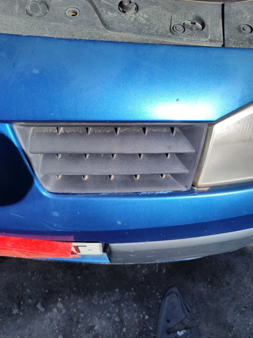Foto de REJILLA DELANTERA RENAULT MEGANE II BERLINA 5P 1.5 dCi Diesel (101 CV / 74 KW)