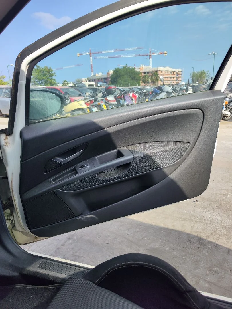 Foto de GUARNECIDO PUERTA DELANTERA DERECHA FIAT GRANDE PUNTO (199) 1.4 (95 CV / 70 KW) referencia 0735418270