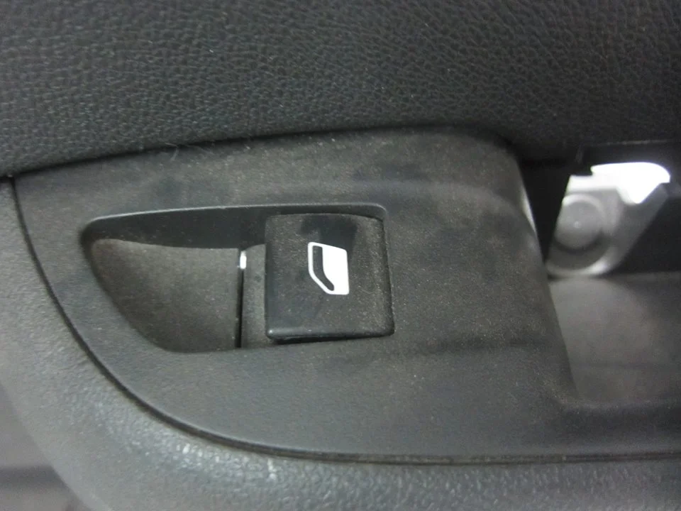 Foto de MANDO ELEVALUNAS TRASERO DERECHO OPEL CROSSLAND X 1.2 (110 CV / 81 KW) referencia 13483539