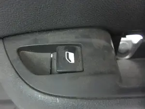 Foto de MANDO ELEVALUNAS TRASERO DERECHO OPEL CROSSLAND X 1.2  (110 CV / 81 KW) referencia 13483539