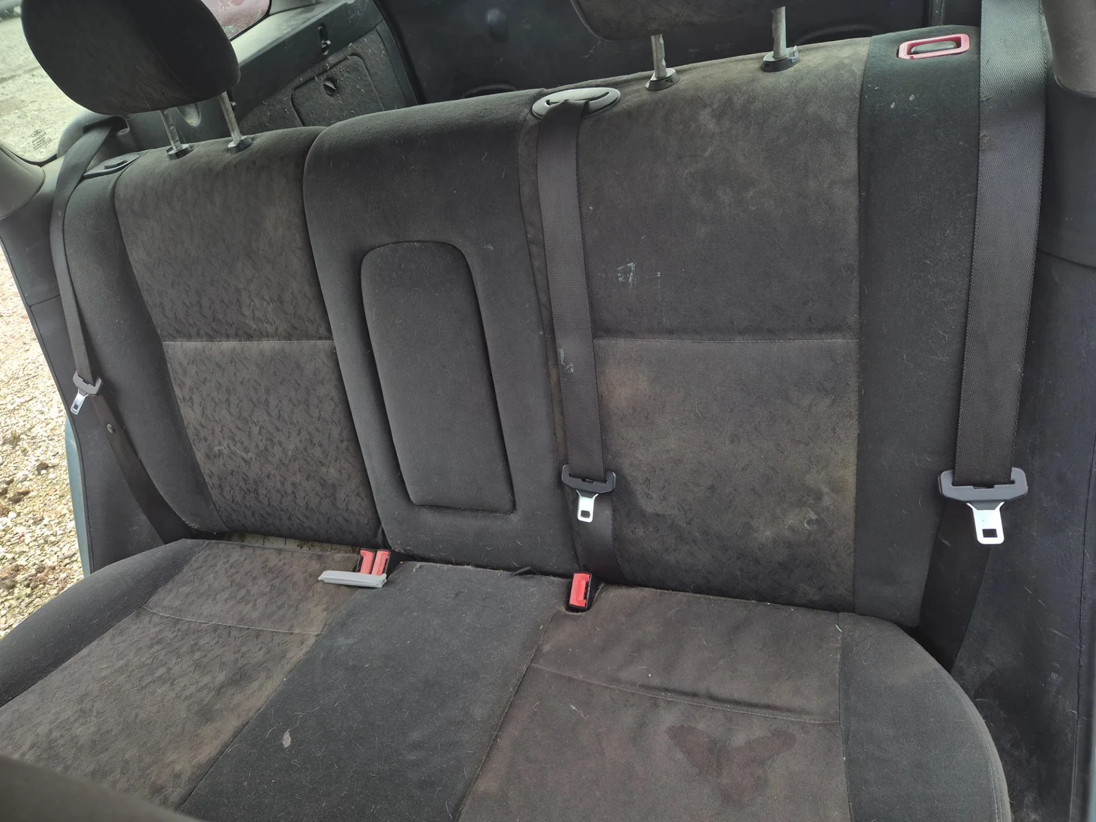 Foto de ENGANCHE CINTURON TRASERO DERECHO FORD FOCUS FAMILIAR (CAK) 1.8 TDDI Turbodiesel CAT (90 CV / 66 KW)