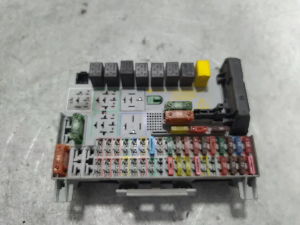 Foto de CAJA RELES / FUSIBLES OPEL ZAFIRA A 1.8 16V CAT (116 CV / 85 KW) referencia 90589965