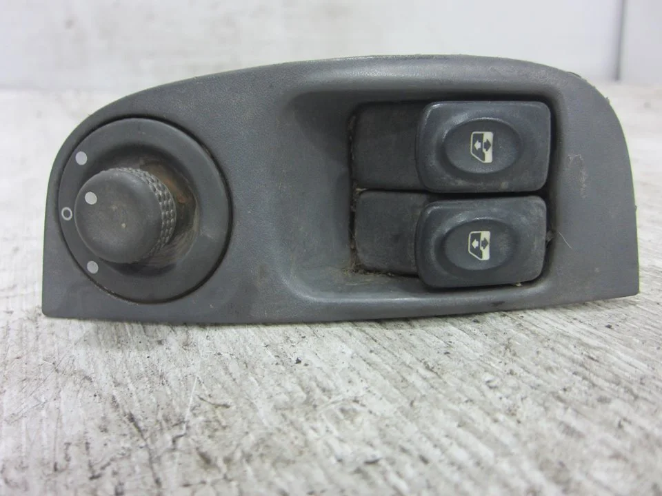 Foto de MANDO ELEVALUNAS DELANTERO IZQUIERDO RENAULT MEGANE I COUPE (DA0) 1.9 dTi Diesel CAT (98 CV / 72 KW)