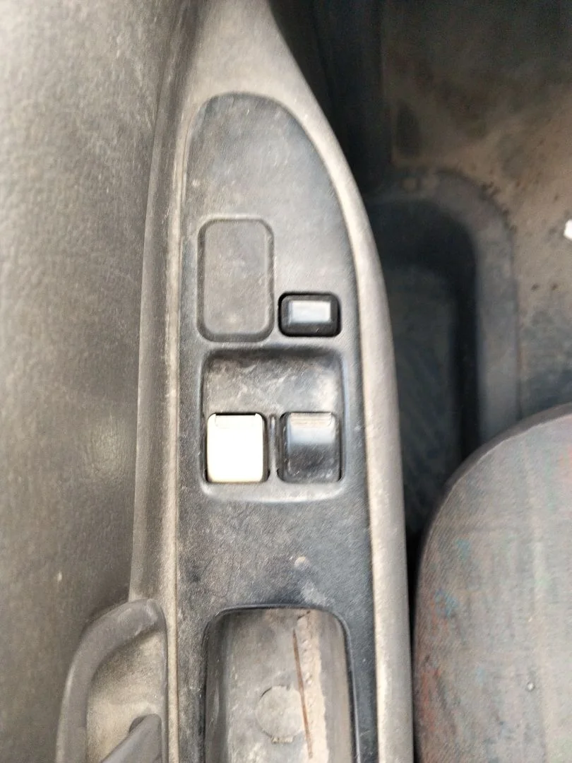 Foto de MANDO ELEVALUNAS DELANTERO IZQUIERDO NISSAN VANETTE CARGO 2.3 Diesel (75 CV / 55 KW)