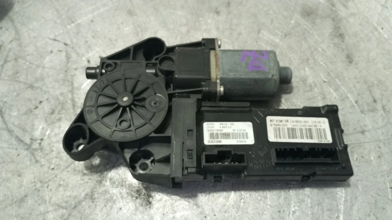 Foto de MOTOR ELEVALUNAS DELANTERO IZQUIERDO RENAULT MEGANE III BERLINA 5P 1.5 dCi Diesel (106 CV / 78 KW) referencia 915240200