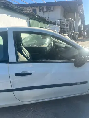 Foto de PUERTA DELANTERA DERECHA RENAULT CLIO III 1.5 dCi Diesel (68 CV / 50 KW)