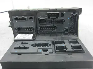 Foto de CAJA RELES / FUSIBLES MERCEDES-BENZ CLASE S (BM 220) BERLINA 5.0 V8 24V CAT (306 CV / 225 KW) referencia 2115454101 foto 4