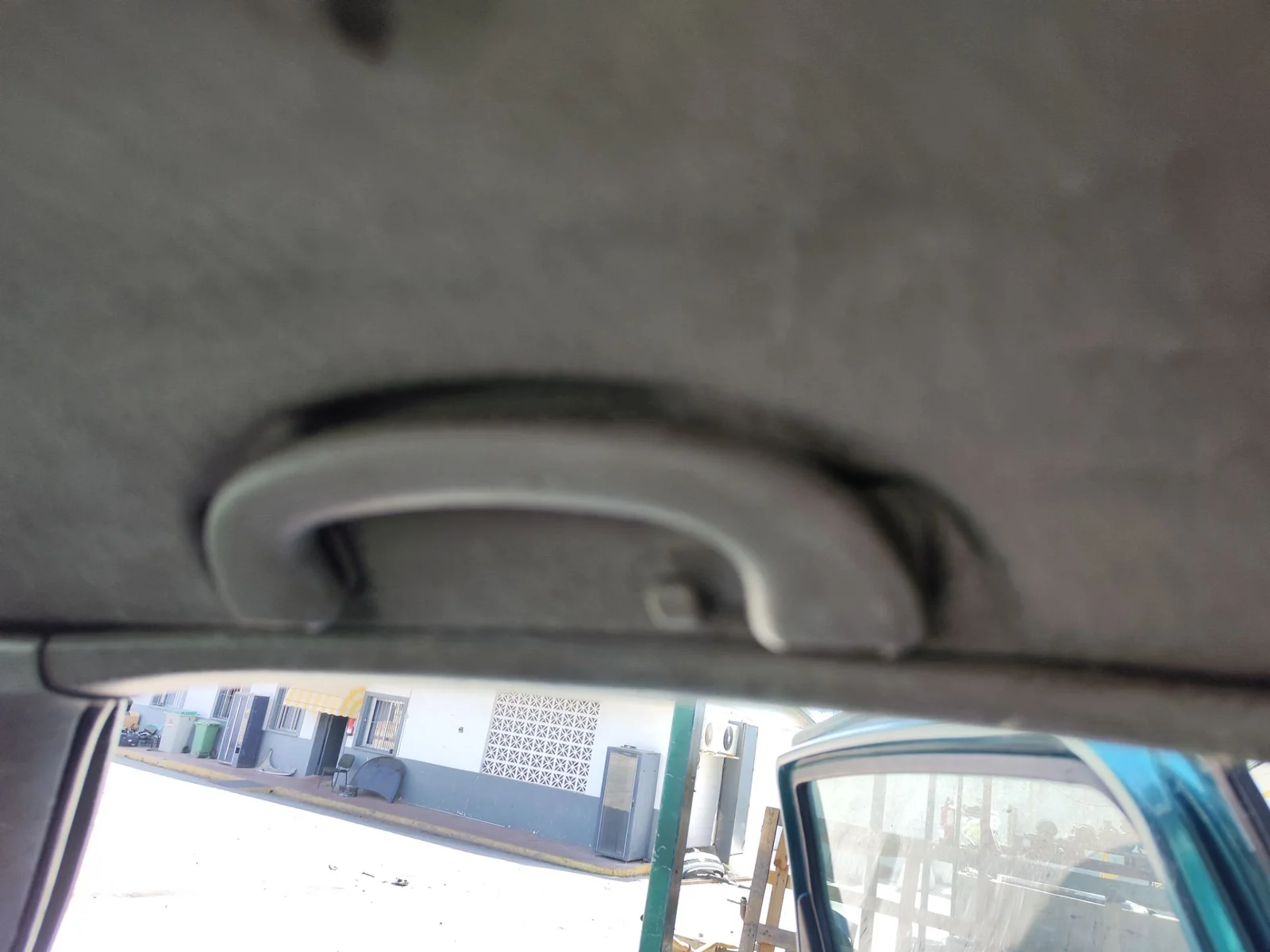 Foto de ASIDERO TECHO TRASERO IZQUIERDO FORD FOCUS BERLINA (CAK) 1.6 16V CAT (101 CV / 74 KW)