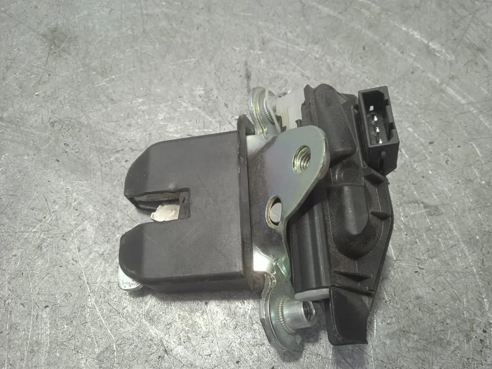 Foto de CERRADURA MALETERO / PORTON SKODA FABIA (5J2) 1.2 (60 CV / 44 KW) referencia 5J0827501D