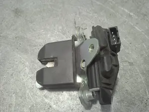 Foto de CERRADURA MALETERO / PORTON SKODA FABIA (5J2) 1.2  (60 CV / 44 KW) referencia 5J0827501D