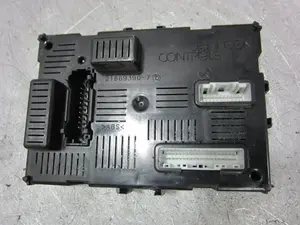 Foto de CAJA RELES / FUSIBLES RENAULT CLIO III 1.5 dCi Diesel (68 CV / 50 KW) referencia 8200652285 foto 6