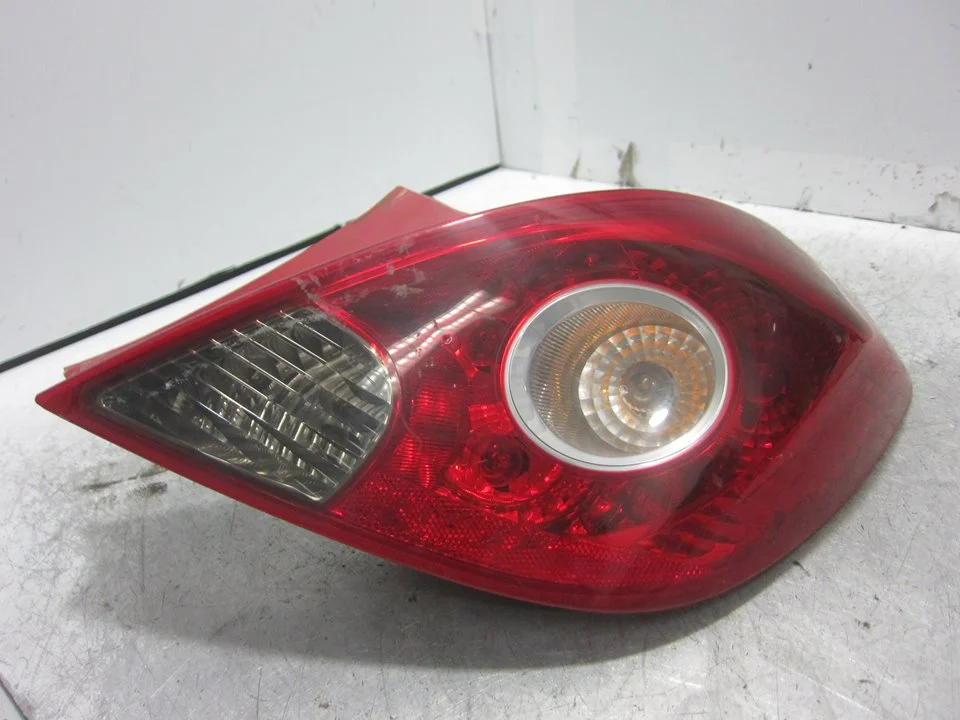 Foto de PILOTO TRASERO DERECHO OPEL CORSA D 1.4 16V (90 CV / 66 KW) referencia 89038961