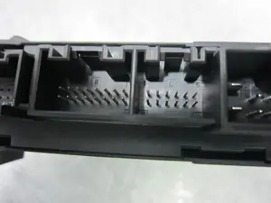 Foto de MOTOR ELEVALUNAS TRASERO IZQUIERDO PORSCHE CAYENNE (TIPO 9PA1) referencia 7L0959795A foto 2