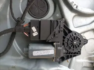 Foto de ELEVALUNAS TRASERO DERECHO VOLKSWAGEN PASSAT BERLINA (3B3) 1.9 TDI (131 CV / 96 KW) referencia 3B5839756 foto 3