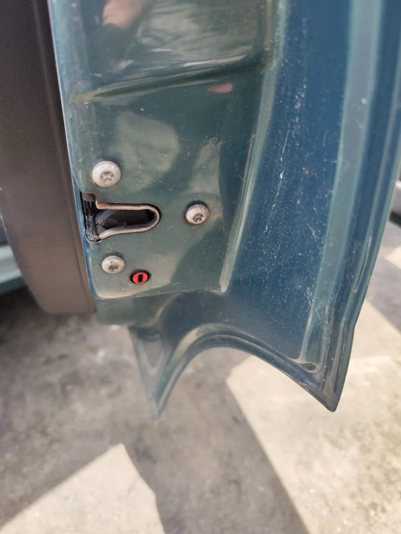 Foto de CERRADURA PUERTA TRASERA DERECHA OPEL CORSA C 1.2 16V CAT (Z 12 XE / LW4) (75 CV / 55 KW) referencia 13154793