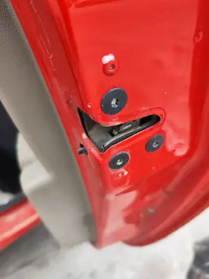 Foto de CERRADURA PUERTA TRASERA DERECHA RENAULT CLIO III 1.5 dCi Diesel CAT (86 CV / 63 KW)
