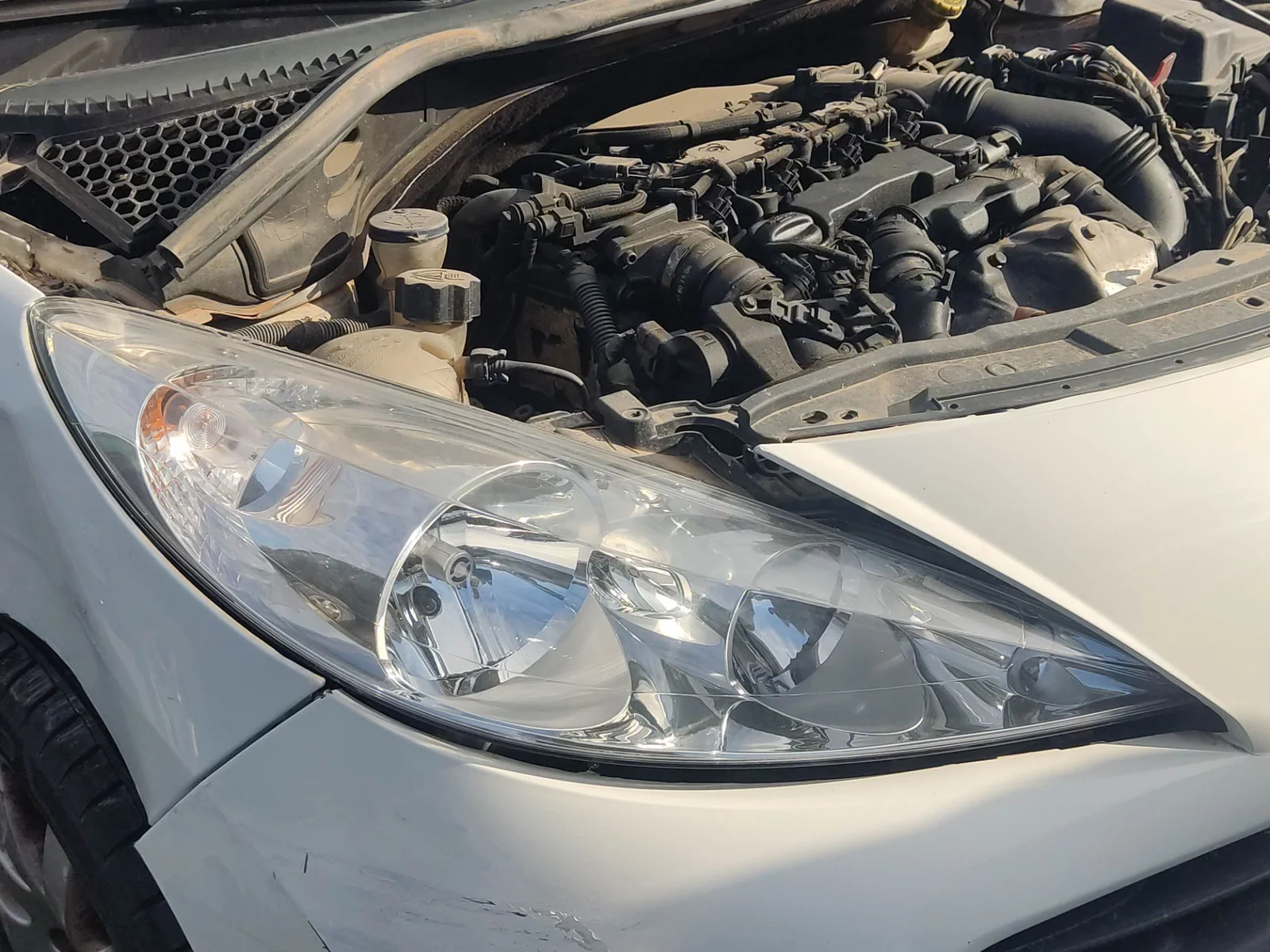 Foto de FARO DERECHO PEUGEOT 207 1.6 HDi FAP CAT (9HZ / DV6TED4) (109 CV / 80 KW) referencia 620695