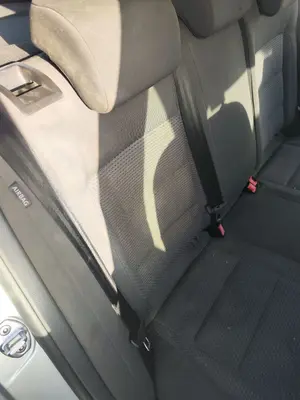 Foto de ASIENTO TRASERO MEDIO VOLKSWAGEN GOLF V (1K1)(10.2003) 1.4 16V TSI (170 CV / 125 KW) foto 3