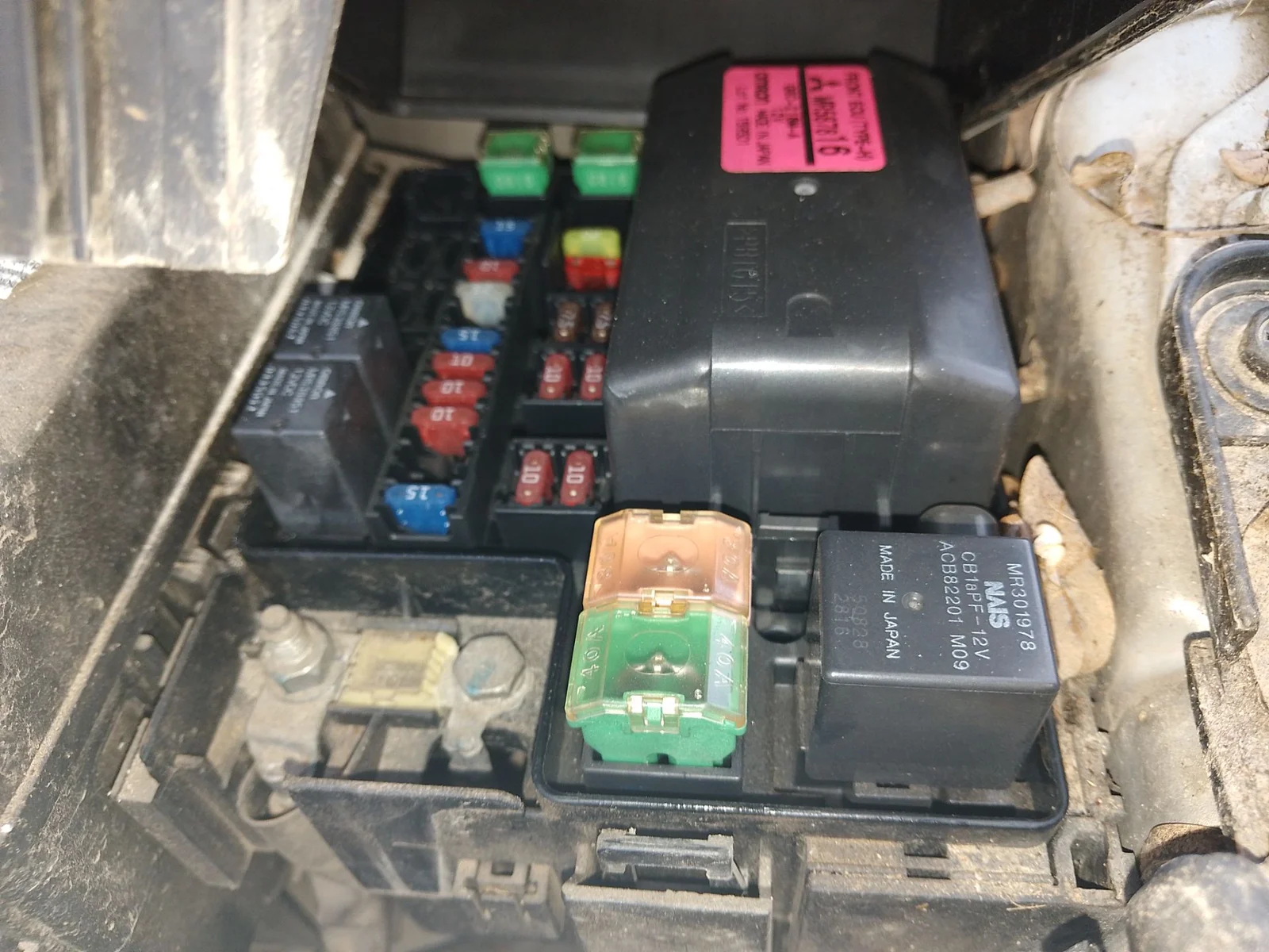 Foto de CAJA RELES / FUSIBLES MITSUBISHI GRANDIS (NA0W) 2.0 DI-D CAT (136 CV / 100 KW)