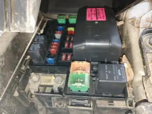 Foto de CAJA RELES / FUSIBLES MITSUBISHI GRANDIS (NA0W) 2.0 DI-D CAT (136 CV / 100 KW)