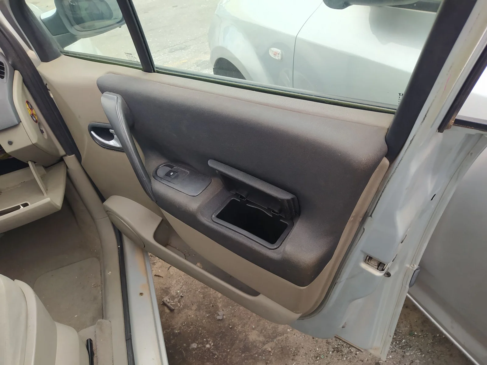 Foto de GUARNECIDO PUERTA DELANTERA DERECHA RENAULT SCENIC II (JM) 1.6 16V (113 CV / 83 KW) referencia 7701056906