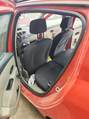 Foto de GOMAS CONTORNO PUERTA RENAULT CLIO III 1.5 dCi Diesel CAT (86 CV / 63 KW)