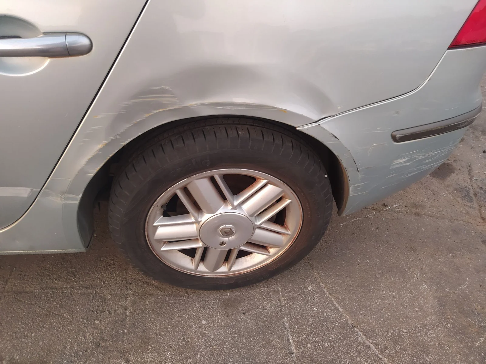 Foto de PASO RUEDA TRASERO IZQUIERDO RENAULT LAGUNA II (BG0) 2.2 dCi Turbodiesel (150 CV / 110 KW)