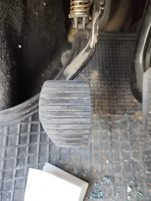 Foto de PEDAL EMBRAGUE PEUGEOT 207 1.4  (73 CV / 54 KW)