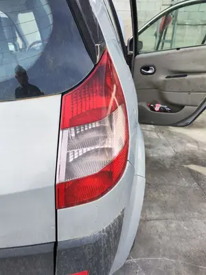 Foto de PILOTO TRASERO DERECHO RENAULT SCENIC II (JM) 1.6 16V (113 CV / 83 KW) referencia 8200127702 foto 3