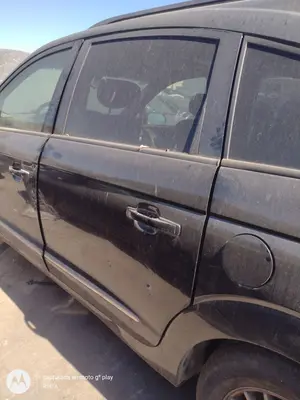 Foto de PUERTA TRASERA IZQUIERDA SSANGYONG RODIUS 2.7 Turbodiesel CAT (163 CV / 120 KW)