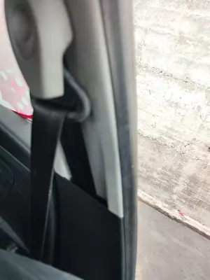 Foto de CINTURON SEGURIDAD DELANTERO IZQUIERDO RENAULT MEGANE III BERLINA 5P 1.5 dCi Diesel FAP (110 CV / 81 KW)