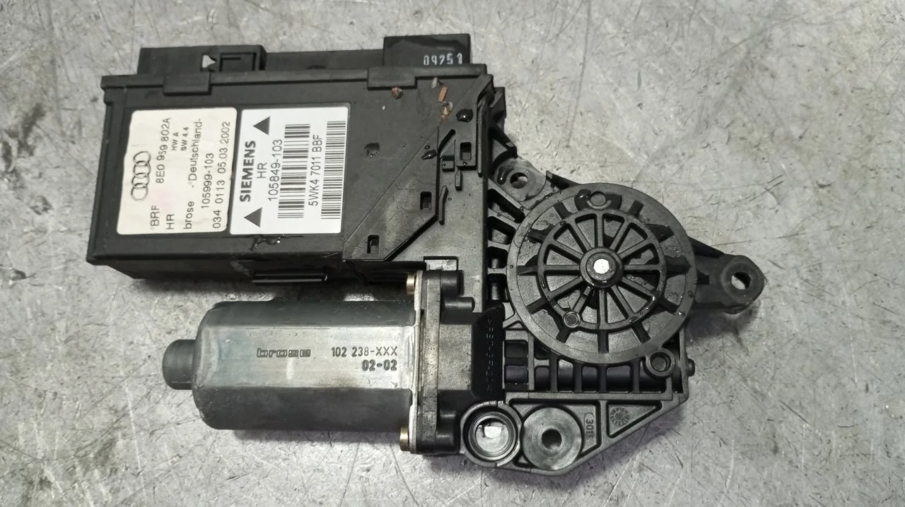 Foto de MOTOR ELEVALUNAS TRASERO DERECHO AUDI A4 BERLINA (8E) 1.9 TDI (131 CV / 96 KW) referencia 8E0959802