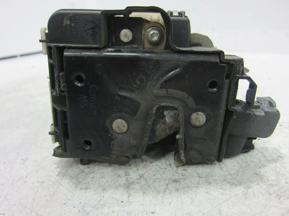 Foto de CERRADURA PUERTA TRASERA IZQUIERDA VOLKSWAGEN POLO III BERLINA (6N2) 1.4 16V (75 CV / 55 KW) referencia 6N4839015