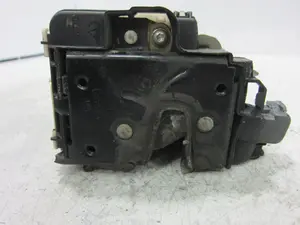 Foto de CERRADURA PUERTA TRASERA IZQUIERDA VOLKSWAGEN POLO III BERLINA (6N2) 1.4 16V (75 CV / 55 KW) referencia 6N4839015